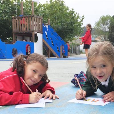 24elba Y Lara Pintando En El Patio De Comedor