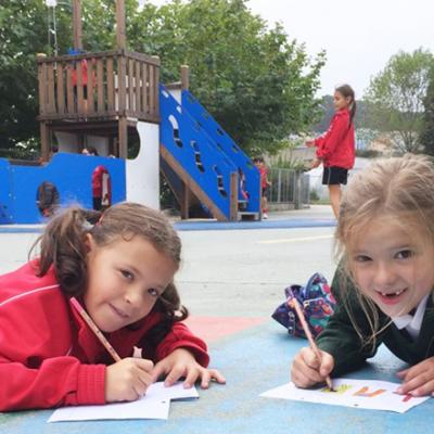 Elba Y Lara Pintando En El Patio De Comedor