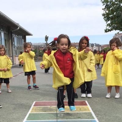 Paula Y Sus Amigos Jugando En El Patio De Comedor