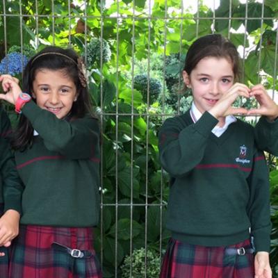 Uxia Noemi Paula Y Laura En El Patio De Comedor