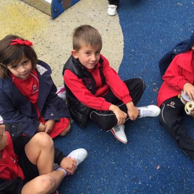 Aldara Iria Hugo Y Victor En El Patio De Comedor