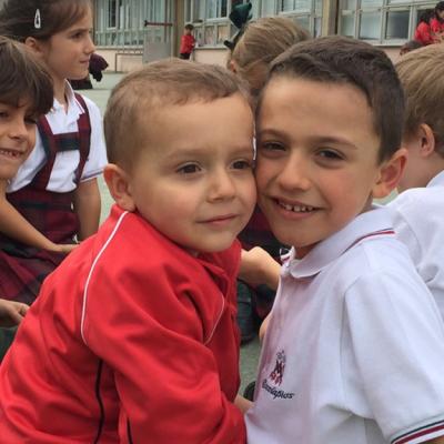 Dani Y Su Hermano Nico En El Patio De Comedor