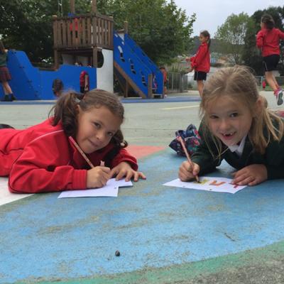 Elba Y Lara Pintando En El Patio De Comedor