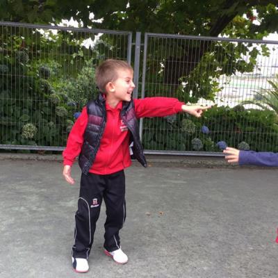 Hugo E Iria Jugando En El Patio De Comedor