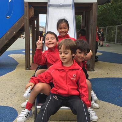 Miguel Mateo Marco Brais Y Cristina En El Patio De Comedor