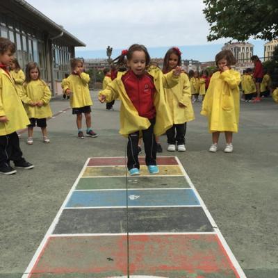 Paula Y Sus Amigos Jugando En El Patio De Comedor