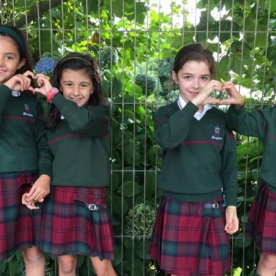 Uxia Noemi Paula Y Laura En El Patio De Comedor