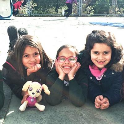 Lvaro Sidney Carmen Paloma Y Emma En El Patio De Comedor