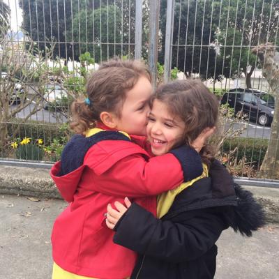 Aisha Y Adriana En El Patio De Comedor