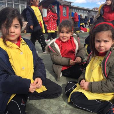Alba Aroa Y Raquel En El Patio De Comedor