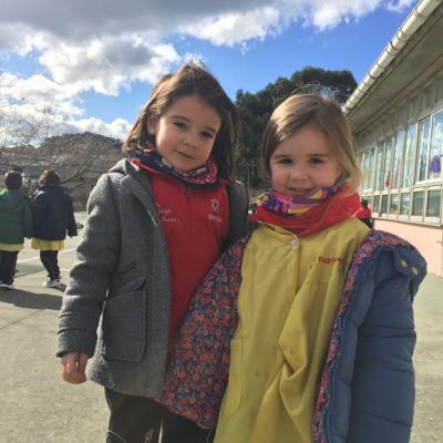 Carla Y Eva En El Patio De Comedor