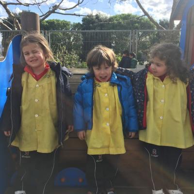 Daniela Anxo Y Lola En El Patio De Comedor