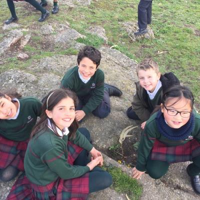 Iria Raissa Xoel Mateo Y Laura En El Patio De Comedor