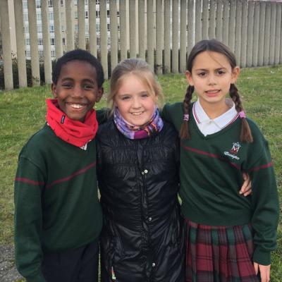 Lvaro Noa Y Carla En El Patio De Comedor