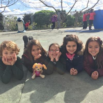 Lvaro Sidney Carmen Paloma Y Emma En El Patio De Comedor