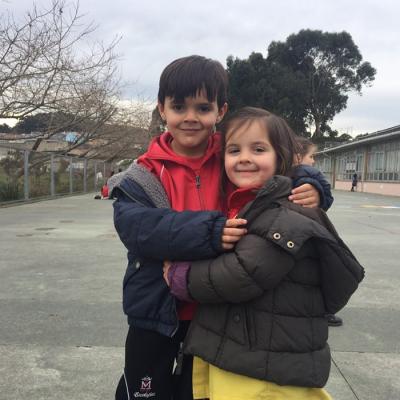 Miguel E Ins Hermanos En El Patio De Comedor