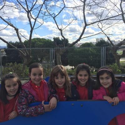 Nias De Primaria En El Patio De Comedor