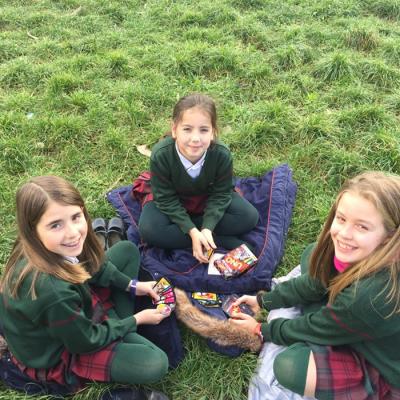 Sara Fati Y Luca Jugando A Las Cartas En El Patio De Comedor