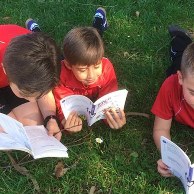 00 Leyendoenelpatio3b