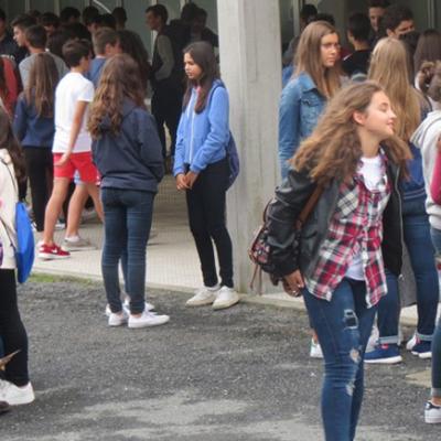 Alumnosesperandoentrar