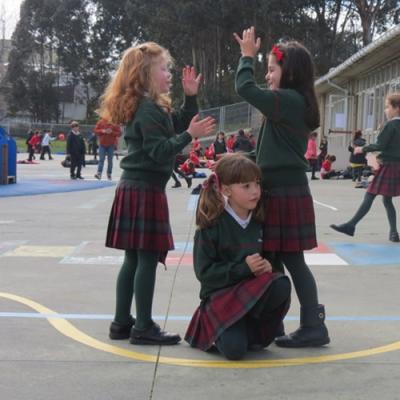 Andrea Alba Y Nerea En El Patio De Comedor