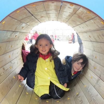 Emma Gabriela Y Mateo En El Patio De Comedor