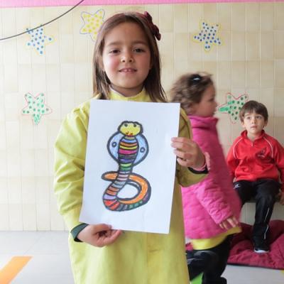 Emma Lage Pintando En El Patio De Comedor