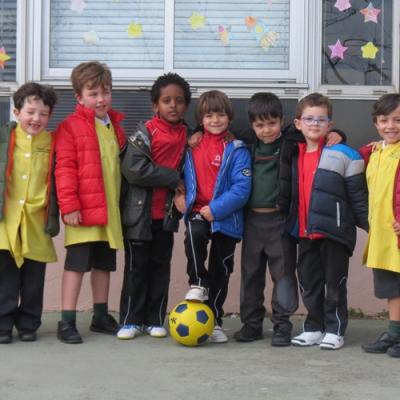 Equipo De Futbol Del Patio De Comedor