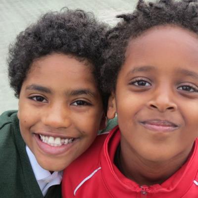 Eyasu Y Mikias Patio De Comedor