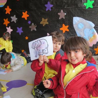 Lucas Y Pedro Nos Ensean Sus Dibujos En El Patio De Comedor