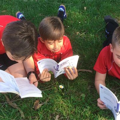 01b Leyendoenelpatio3b